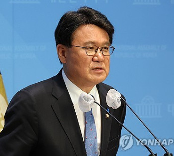 조국당 첫 원내대표에 황운하…"민주당과 한동훈 특검법 논의중"