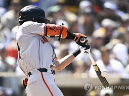 이정후, 역대 한국인 27번째로 MLB 데뷔…세 번째 타석서 안타