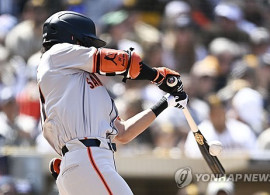 이정후, 역대 한국인 27번째로 MLB 데뷔…세 번째 타석서 안타
